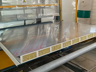 巖棉夾芯板在廠房建設(shè)中如何提升隔熱性能？